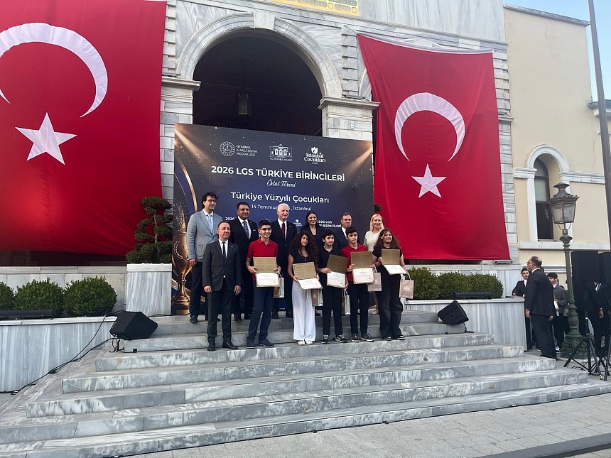 LGS Şampiyonumuz Ayten Ayşe A., Başarı Belgesini İstanbul Valisi Sayın Davut Gül’den Aldı